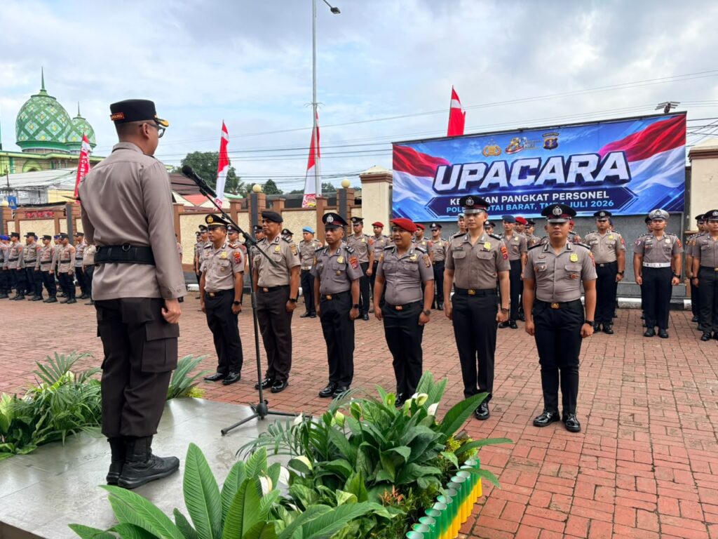65 Personel Polres Kutai Barat dan Brimob Naik Pangkat, Kapolres Tekankan Profesionalisme dalam Pengabdian kubar