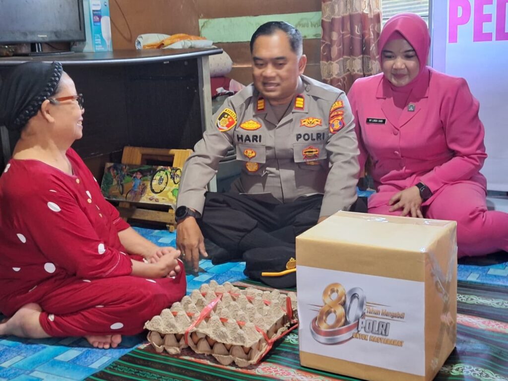 Polsek Loa Kulu dan Bhayangkari Salurkan Bantuan Sosial kepada Warga Prasejahtera di Desa Rempanga kukar