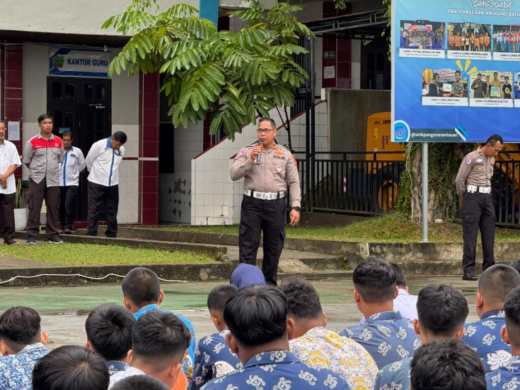 Ditlantas Polda Kaltim Edukasi Pelajar SMK Pangeran Balikpapan Tentang Keselamatan Berlalu Lintas Melalui Program Police Goes To School lantas 1