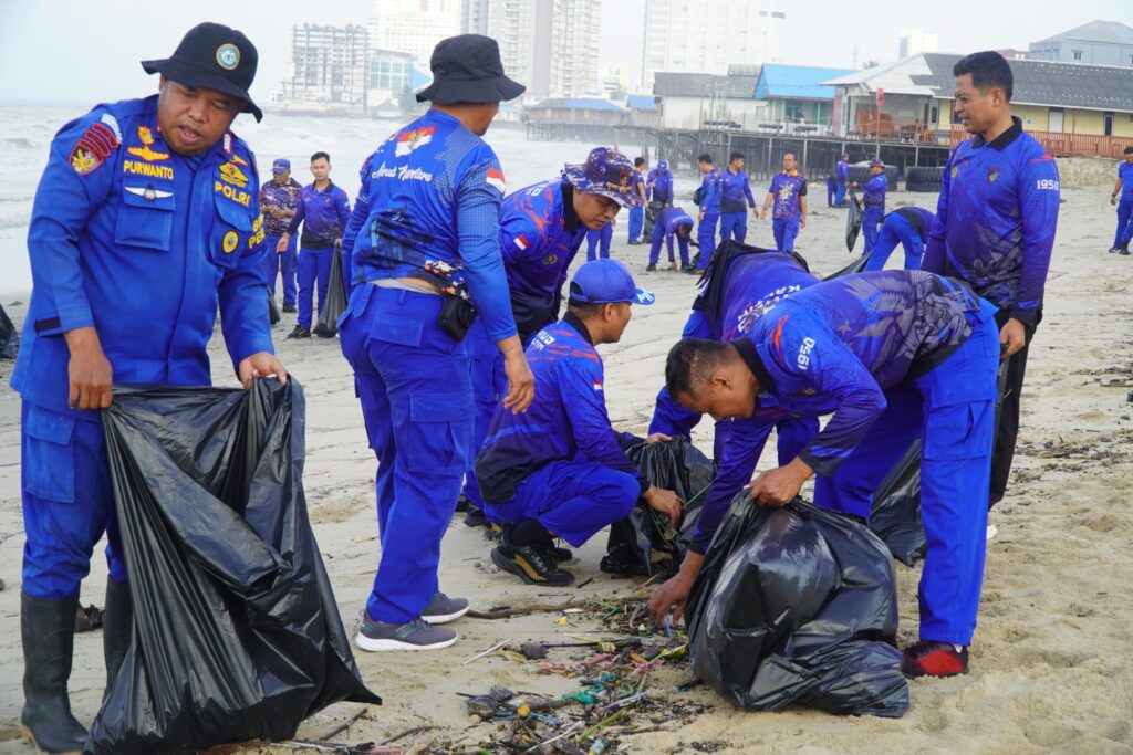 Ditpolairud Polda Kaltim Peduli Lingkungan, Gelar Aksi Bersih Pantai Wujudkan Pesisir ASRI polair