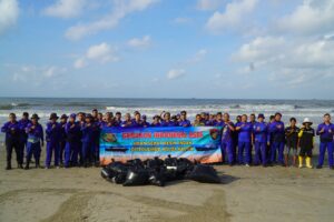 Ditpolairud Polda Kaltim Peduli Lingkungan, Gelar Aksi Bersih Pantai Wujudkan Pesisir ASRI 1 polair2