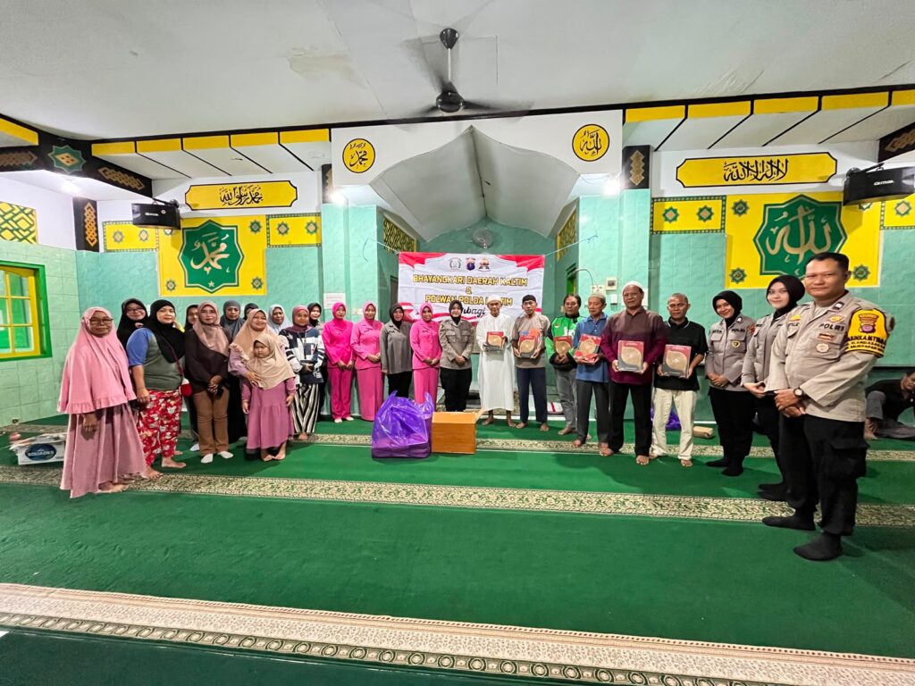 Polwan dan Bhayangkari Biddokkes Polda Kaltim Berbagi Kepedulian, Salurkan Bantuan untuk Jamaah Mushola Darul Muqomah polwan