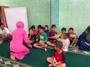 Polwan dan Bhayangkari Biddokkes Polda Kaltim Berbagi Kepedulian, Salurkan Bantuan untuk Jamaah Mushola Darul Muqomah 1 polwan2