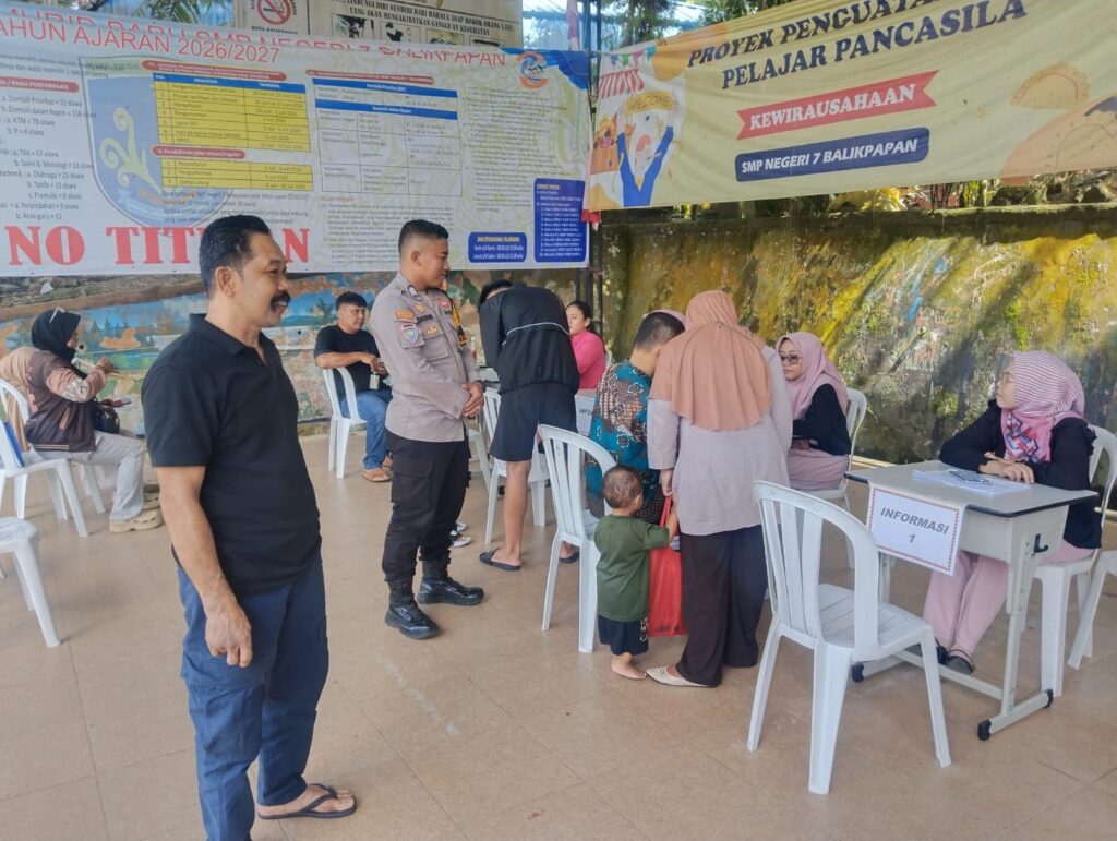 Bhabinkamtibmas Kelurahan Damai Monitoring Penerimaan Siswa Baru di SMP Negeri 7 Balikpapan whatsapp image 2026 07 07 at 16.50.37 789712