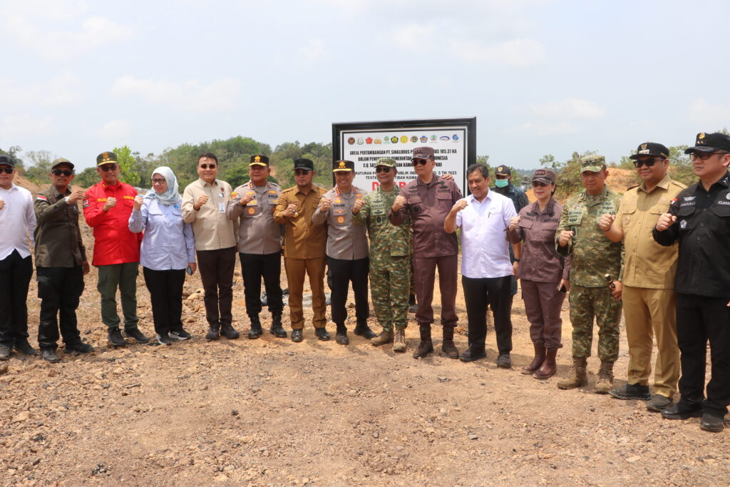 Satgas PKH Tinjau Penertiban Kawasan Hutan PT Singlurus Pratama di Samboja, Polda Kaltim Perkuat Sinergi Lintas Instansi IMG 02121