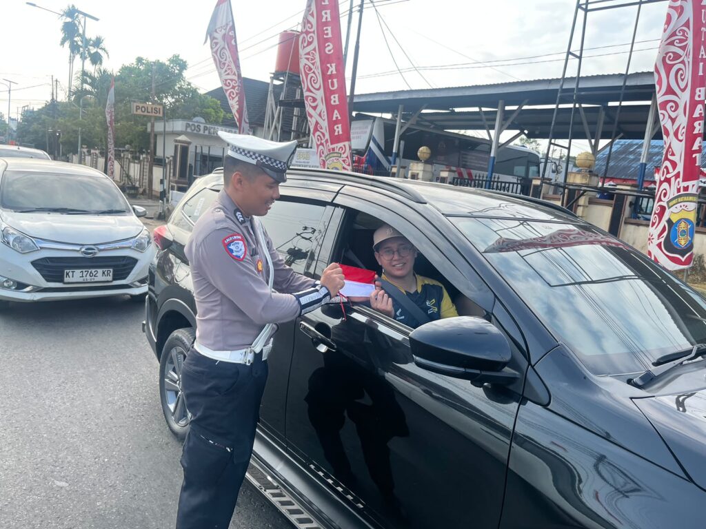 Jelang HUT ke-81 RI, Polres Kutai Barat Bagikan Bendera Merah Putih kepada Warga WhatsApp Image 2026 08 16 at 10.17.21