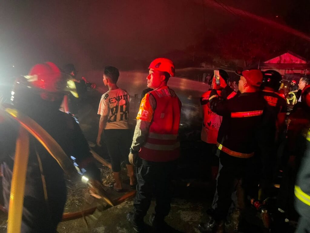 Brimob Polda Kaltim Bergerak Cepat Tangani Kebakaran Dua Rumah Warga di Palaran WhatsApp Image 2026 08 16 at 10.34.56