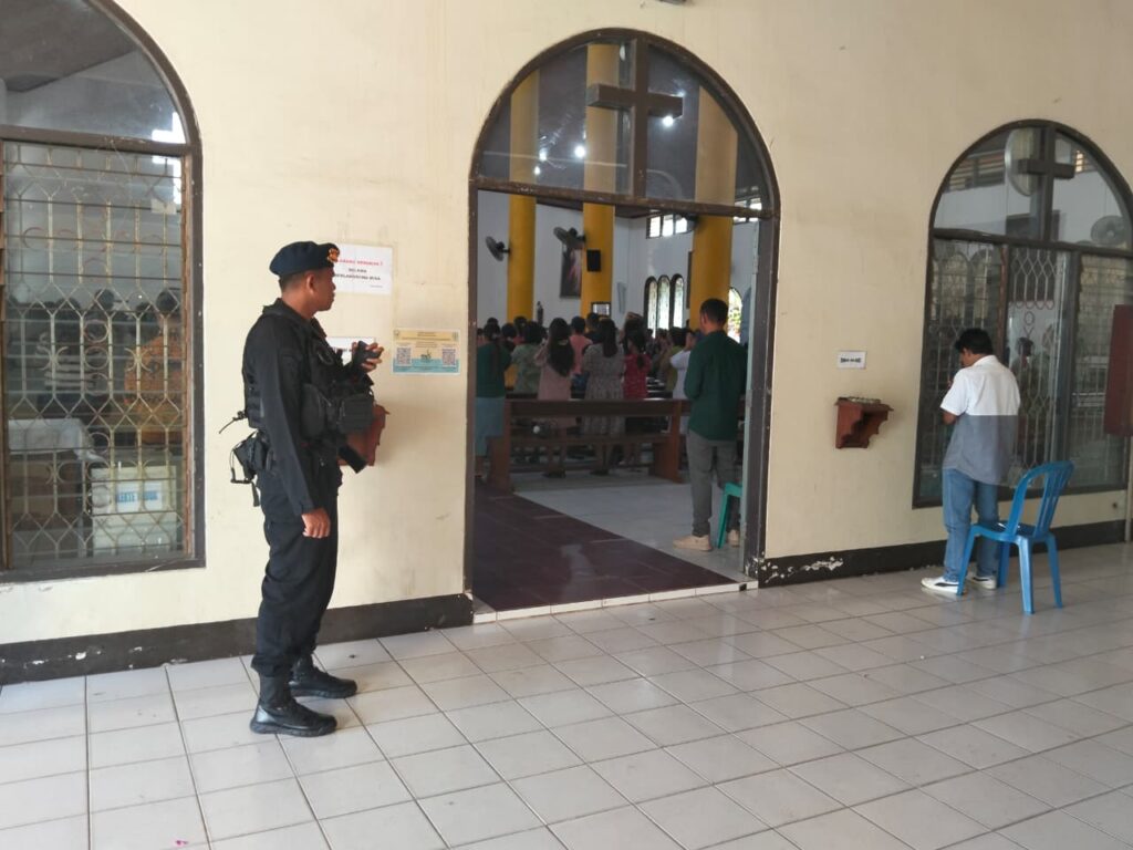 Wujudkan Rasa Aman Beribadah, Sat Brimob Polda Kaltim Intensifkan Pengamanan Gereja-Gereja di Sejumlah Wilayah 2 WhatsApp Image 2026 08 17 at 10.10.52 1