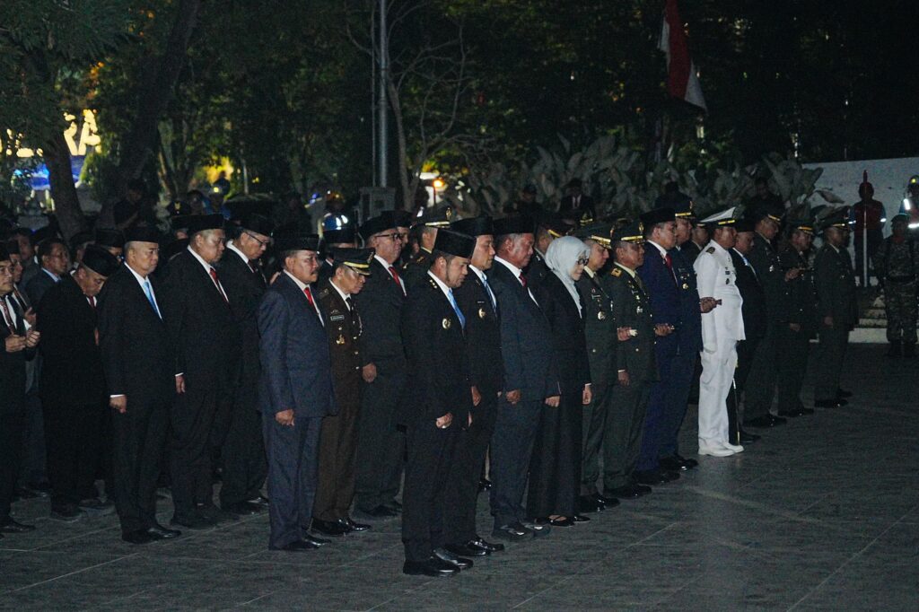 Kenang Jasa Para Pahlawan Bangsa dalam Peringatan HUT Ke-81 RI, Kapolda Kaltim Pimpin Malam Renungan Suci di TMP Kesuma Bangsa 2 WhatsApp Image 2026 08 17 at 11.11.45