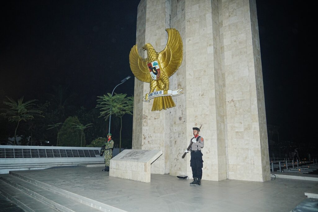 Kenang Jasa Para Pahlawan Bangsa dalam Peringatan HUT Ke-81 RI, Kapolda Kaltim Pimpin Malam Renungan Suci di TMP Kesuma Bangsa 3 WhatsApp Image 2026 08 17 at 11.11.46