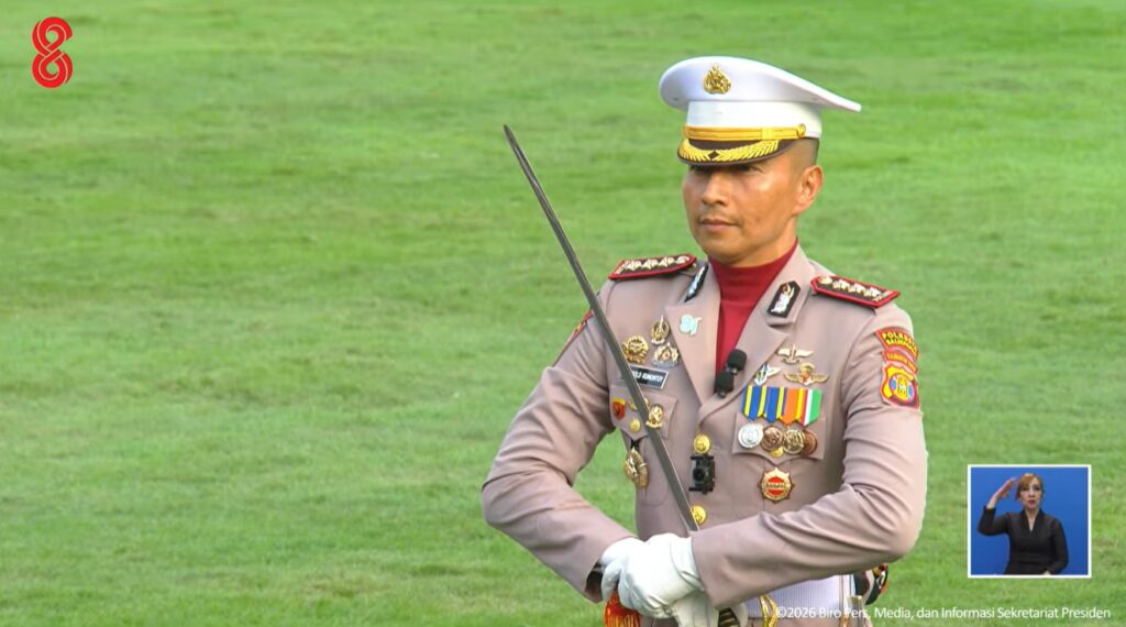 Bawa Nama Harum Polda Kaltim, Kapolresta Balikpapan Kombes Pol Jerrold HY Kumontoy Dipercaya Menjadi Danup Penurunan Bendera HUT ke-81 RI di Istana 1 WhatsApp Image 2026 08 17 at 20.59.43