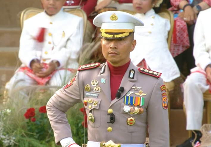 Bawa Nama Harum Polda Kaltim, Kapolresta Balikpapan Kombes Pol Jerrold HY Kumontoy Dipercaya Menjadi Danup Penurunan Bendera HUT ke-81 RI di Istana WhatsApp Image 2026 08 17 at 21.09.30
