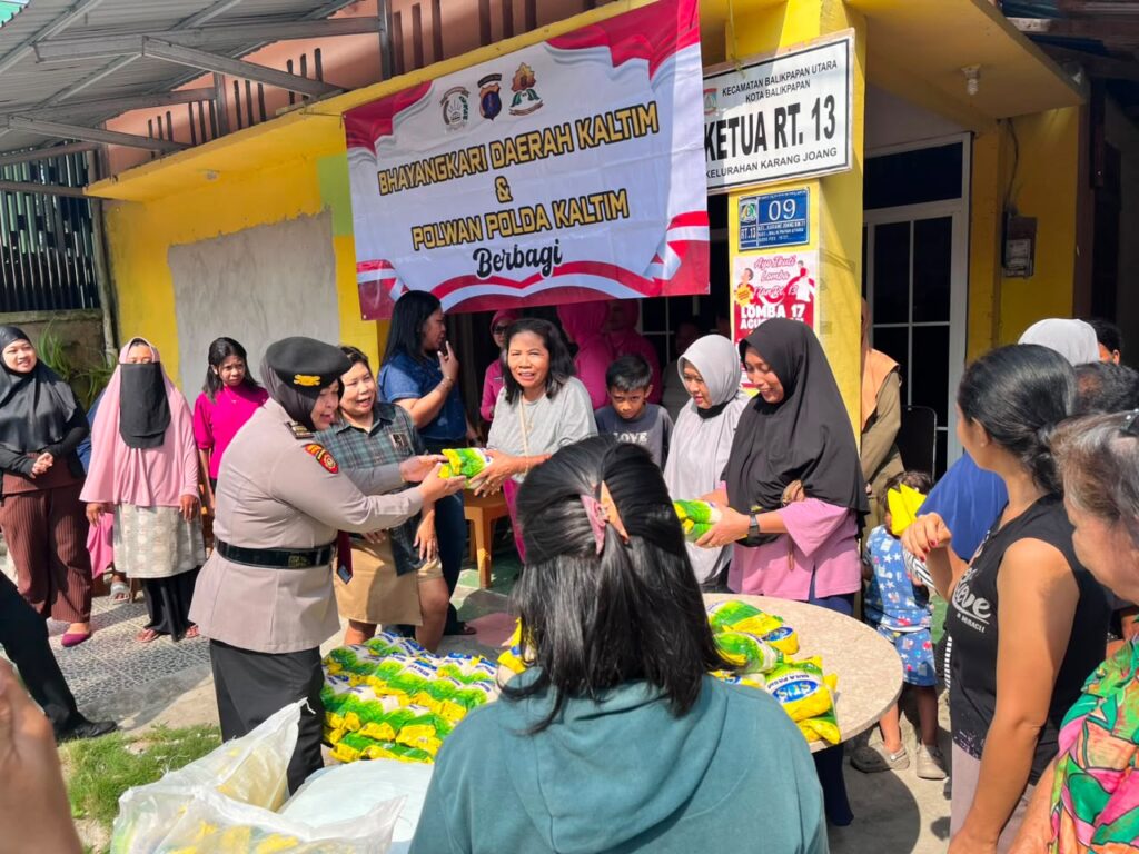 Polwan Polda Kaltim dan Bhayangkari Salurkan 150 Paket Gula untuk Warga Karang Joang WhatsApp Image 2026 08 18 at 13.12.39 1