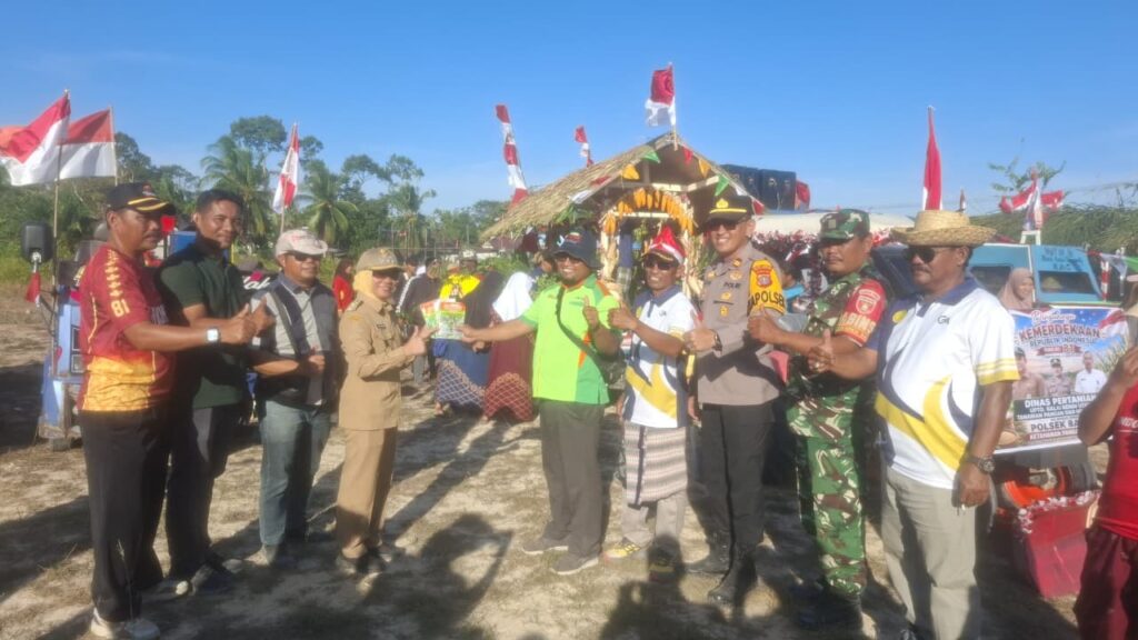 Polsek Babulu Bersama Pemerintah Kecamatan Bagikan Bibit Tanaman, Semarakkan HUT ke-81 Kemerdekaan RI WhatsApp Image 2026 08 19 at 09.36.46