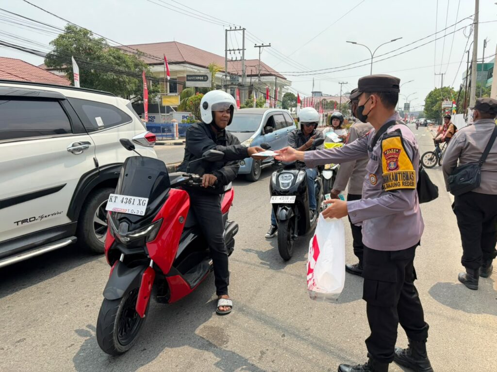 Cegah Dampak Kabut Asap Karhutla, Polsek Tanjung Redeb Bagikan 350 Masker kepada Masyarakat WhatsApp Image 2026 08 21 at 14.17.27