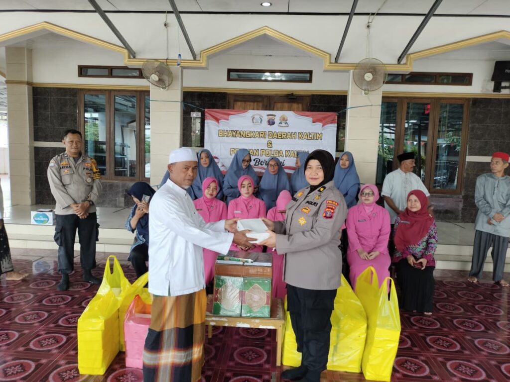 Jumat Berkah di Masjid Al-Muttaqin Aspol Segara, Polwan Polda Kaltim Bagikan Nasi Kotak dan Al-Qur’an WhatsApp Image 2026 08 21 at 14.28.58
