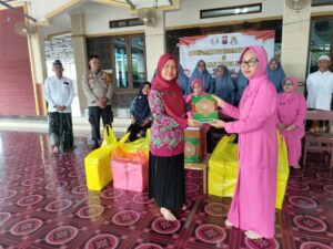 Jumat Berkah di Masjid Al-Muttaqin Aspol Segara, Polwan Polda Kaltim Bagikan Nasi Kotak dan Al-Qur’an 1 WhatsApp Image 2026 08 21 at 14.28.59