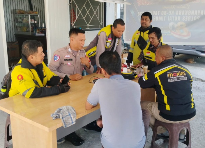 Polantas Karib, Sat Lantas Polres Kutim Ajak Pengemudi Ojol Jadi Pelopor Keselamatan Berlalu Lintas WhatsApp Image 2026 08 23 at 12.37.30 1
