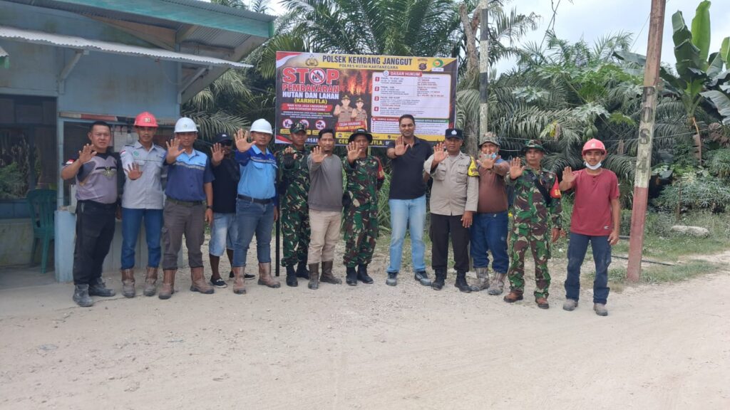 Cegah Karhutla, Polsek Kembang Janggut Bersama TNI dan Perusahaan Pasang Spanduk Imbauan WhatsApp Image 2026 08 25 at 09.31.42