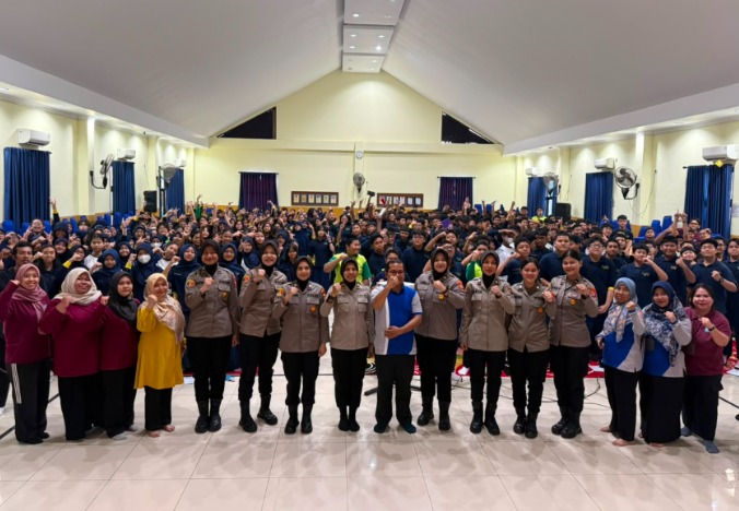 Melalui Program Polwan Goes To School Jelang HUT Polwan ke-78, Polwan Polda Kaltim Kunjungi SMP Nasional KPS Balikpapan WhatsApp Image 2026 08 26 at 15.19.33
