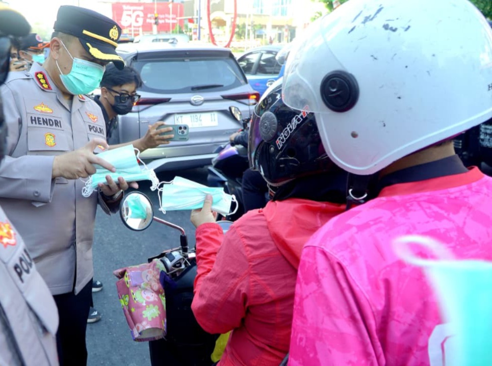 Polresta Samarinda Bagikan 10.000 Masker Gratis, Lindungi Warga dari Dampak Kabut Asap WhatsApp Image 2026 08 28 at 11.45.18
