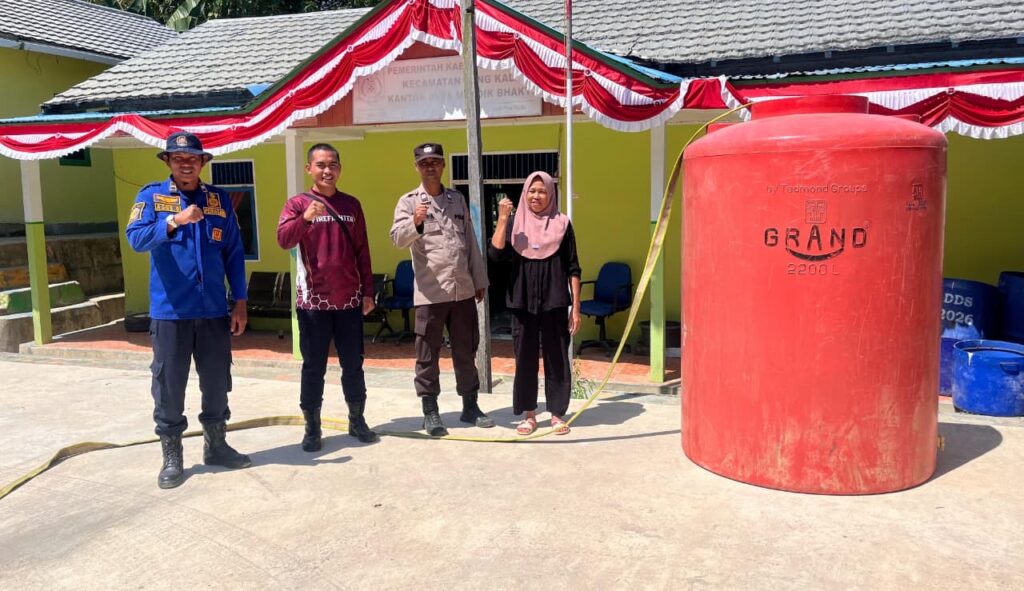 Polsek Long Kali Salurkan Bantuan Air Bersih untuk Warga Mendik Bhakti WhatsApp Image 2026 08 28 at 14.09.00