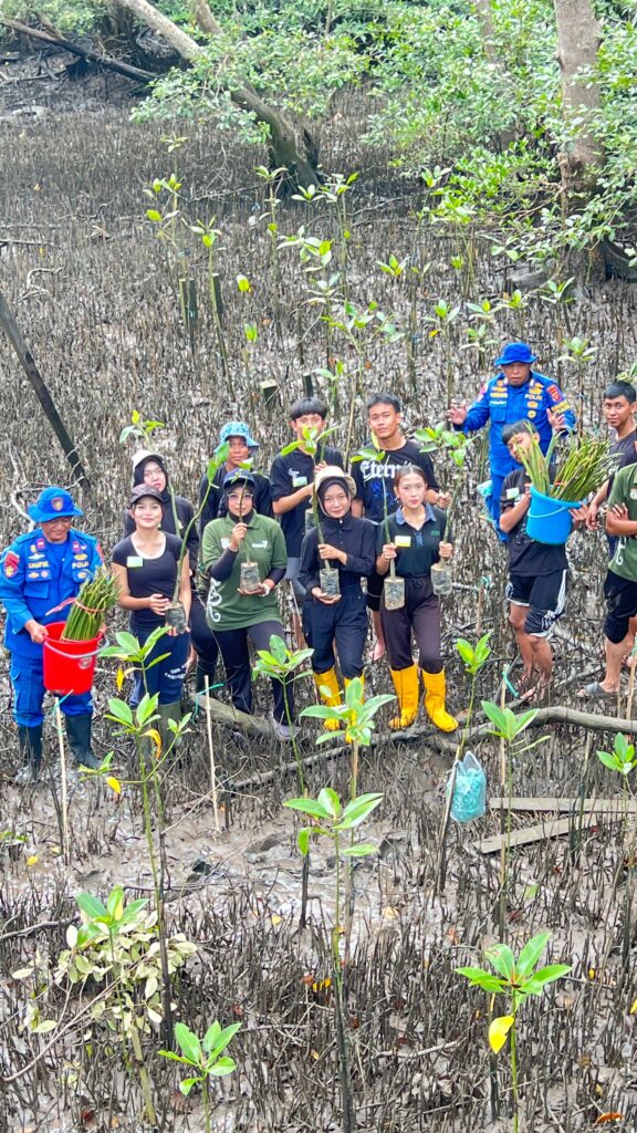 Peduli Lingkungan, Ditpolairud Polda Kaltim Bekali Duta PEPILINGASIH Edukasi Ekosistem Mangrove 1 WhatsApp Image 2026 08 29 at 14.15.49 1