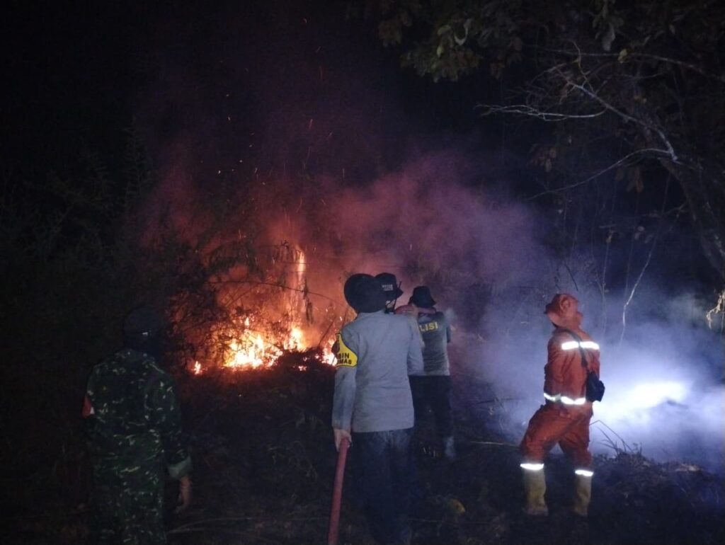 Kebakaran Lahan di Gunung Bayan Capai 2 Hektare, Polsek Muara Pahu Bersama Tim Gabungan Cegah Api Menjalar ke Permukiman WhatsApp Image 2026 08 31 at 12.16.25