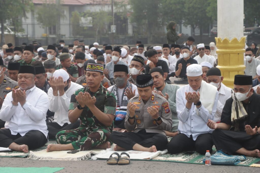 Polres Berau dan Forkopimda Bersama Ratusan Warga Gelar Salat Istisqa, Ikhtiar Hadapi Kemarau dan Ancaman Karhutla berau 7
