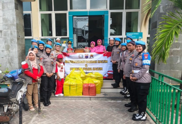 Melalui Aksi Sosial, Polwan Polda Kaltim bersama Bhayangkari Salurkan 100 Paket Nasi Kotak dan 25 Al-Quran kepada Masyarakat image 12 2