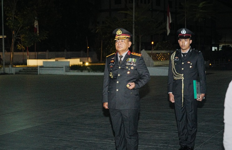 Kenang Jasa Para Pahlawan Bangsa dalam Peringatan HUT Ke-81 RI, Kapolda Kaltim Pimpin Malam Renungan Suci di TMP Kesuma Bangsa image 19 1