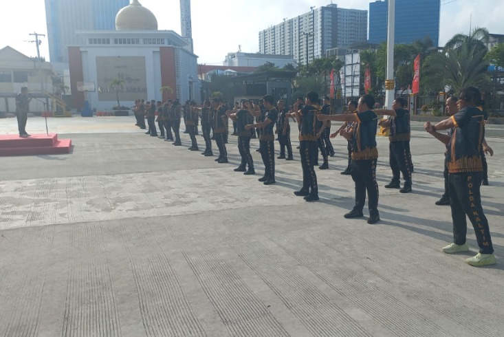 Rawat Kebugaran Personel, Polresta Balikpapan Gelar Olahraga Pagi image 2 4