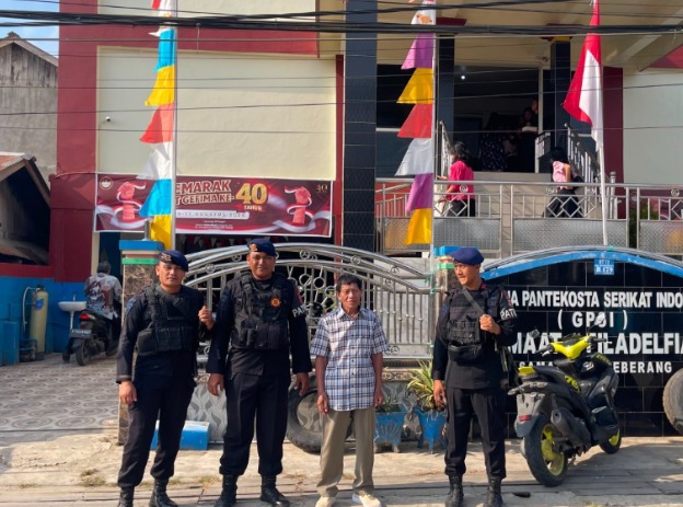 Wujudkan Rasa Aman Beribadah, Sat Brimob Polda Kaltim Intensifkan Pengamanan Gereja-Gereja di Sejumlah Wilayah image 22