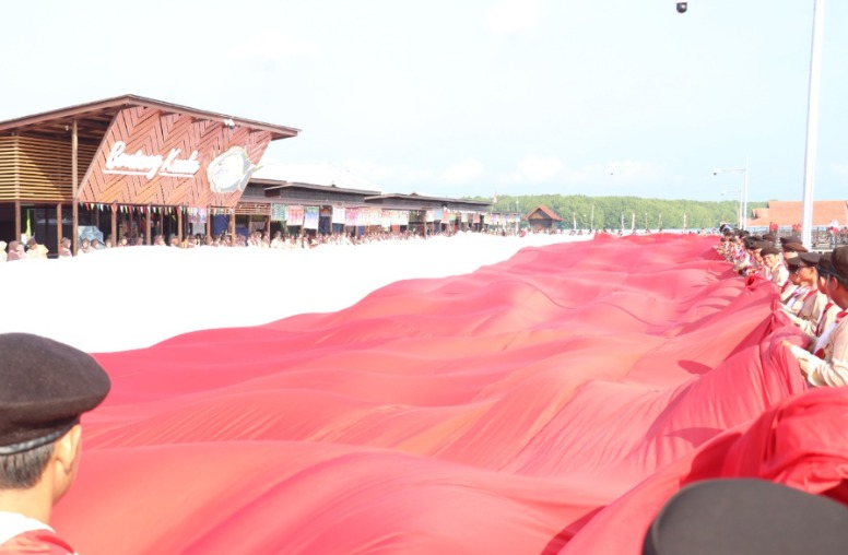 Semarakkan HUT RI ke-81, Kapolres Bontang Bersama Forkopimda Bentangkan Bendera Merah Putih 600 Meter image 8 4