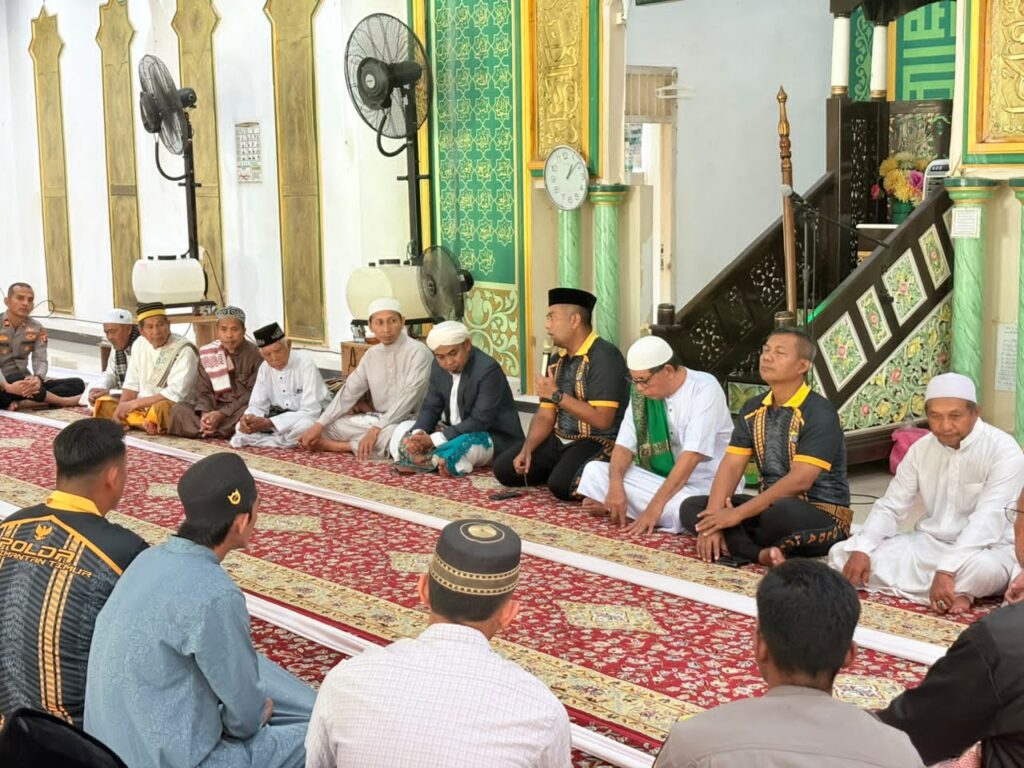 Jumat Curhat di Tering, Kapolres Kutai Barat Ajak Masyarakat Perkuat Sinergi Jaga Kamtibmas kubar 5