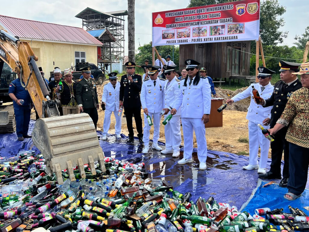 Ratusan Botol Miras Dimusnahkan, Polsek Tabang Perkuat Sinergi Jaga Kamtibmas kukar 4