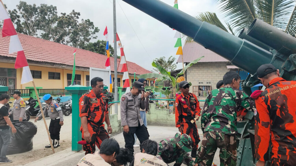 Sambut HUT ke-81 Republik Indonesia, Polsek Penajam Bersama TNI dan Warga Rawat Cagar Budaya penajam