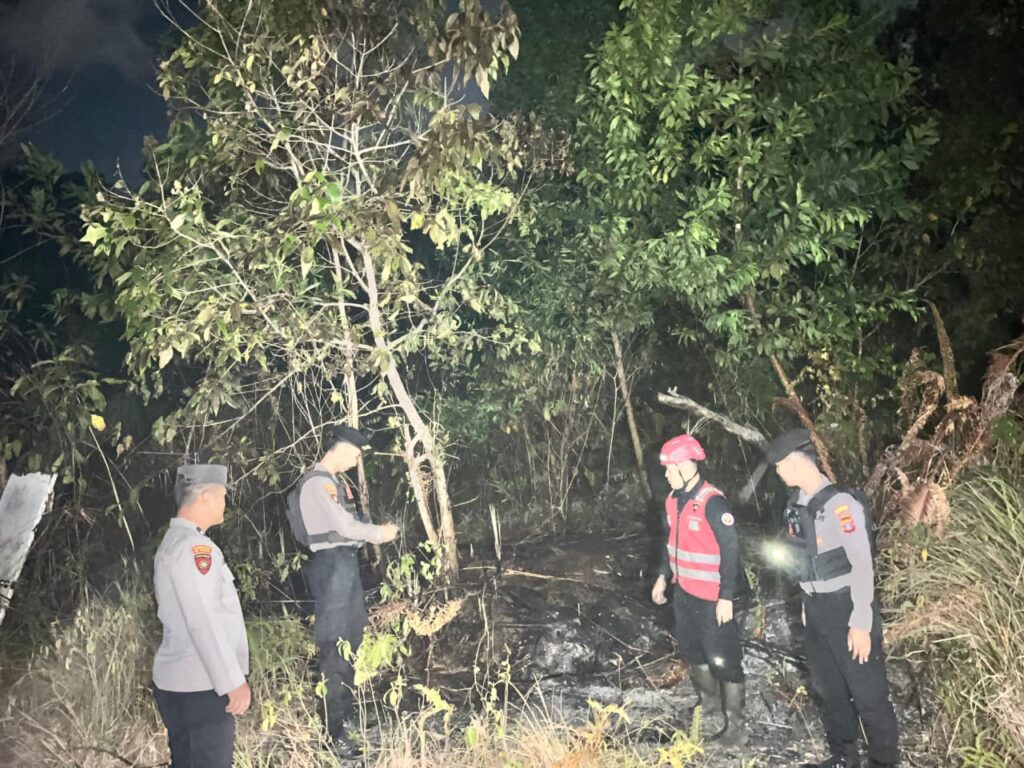 Gerak Cepat Brimob dan Samapta Polda Kaltim Padamkan Kebakaran Lahan di Borneo Paradiso Balikpapan polda