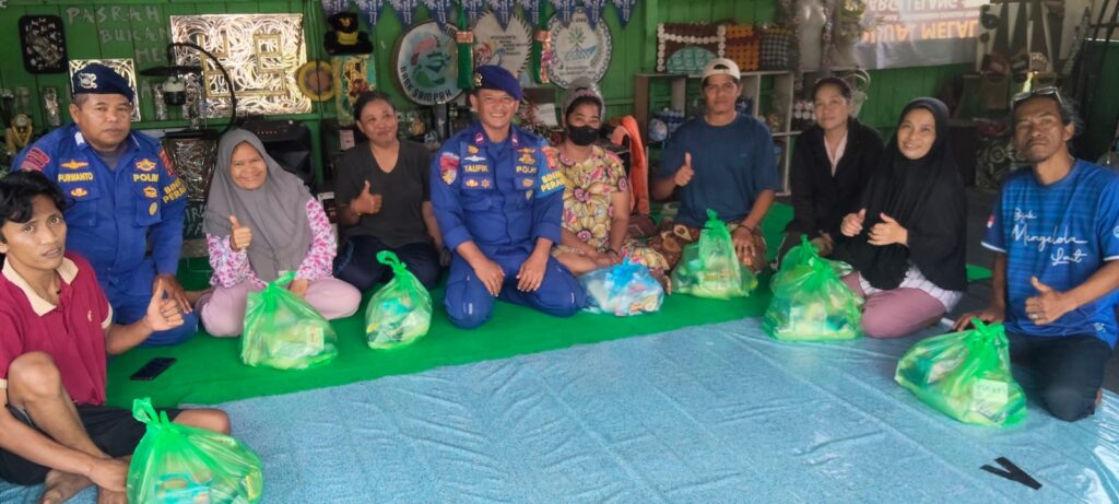Polairud Polda Kaltim Salurkan Bantuan Sembako, Wujud Kepedulian kepada Warga Pesisir Balikpapan WhatsApp Image 2026 09 01 at 15.07.34