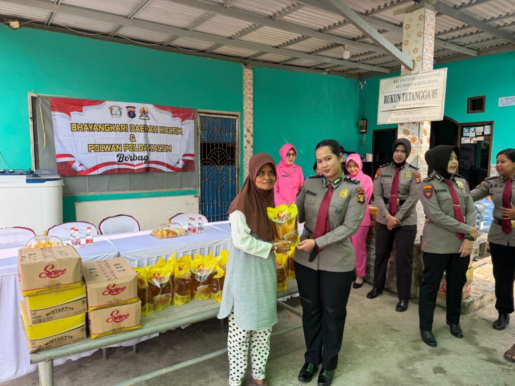Polwan Polda Kaltim Berbagi, Salurkan 130 Paket Minyak Goreng kepada Warga Karang Joang WhatsApp Image 2026 09 02 at 13.14.05 1