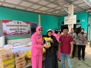 Polwan Polda Kaltim Berbagi, Salurkan 130 Paket Minyak Goreng kepada Warga Karang Joang 1 WhatsApp Image 2026 09 02 at 13.14.05