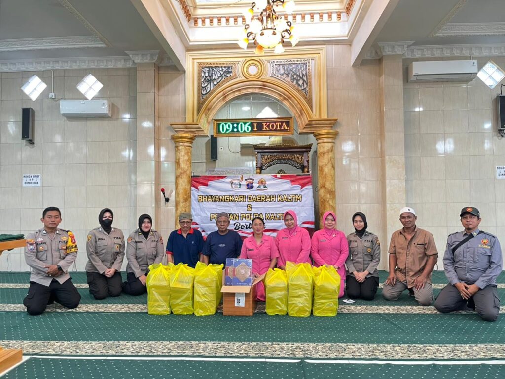 Tebar Kepedulian di Jumat Berkah, Polwan dan Bhayangkari Polda Kaltim Bagikan Nasi Kotak dan Al-Qur’an kepada Masyarakat WhatsApp Image 2026 09 04 at 12.05.06