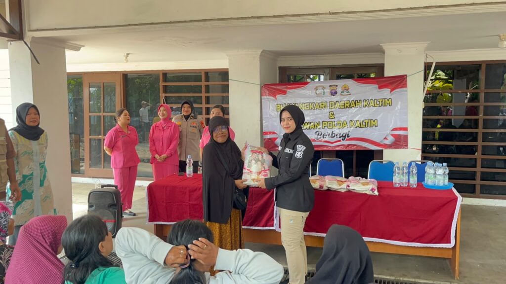 Polwan Polda dan Bhayangkari Kaltim Berbagi 220 Karung Beras kepada Warga Kelurahan Prapatan dan PHL Polda 2 WhatsApp Image 2026 09 05 at 15.47.57 1