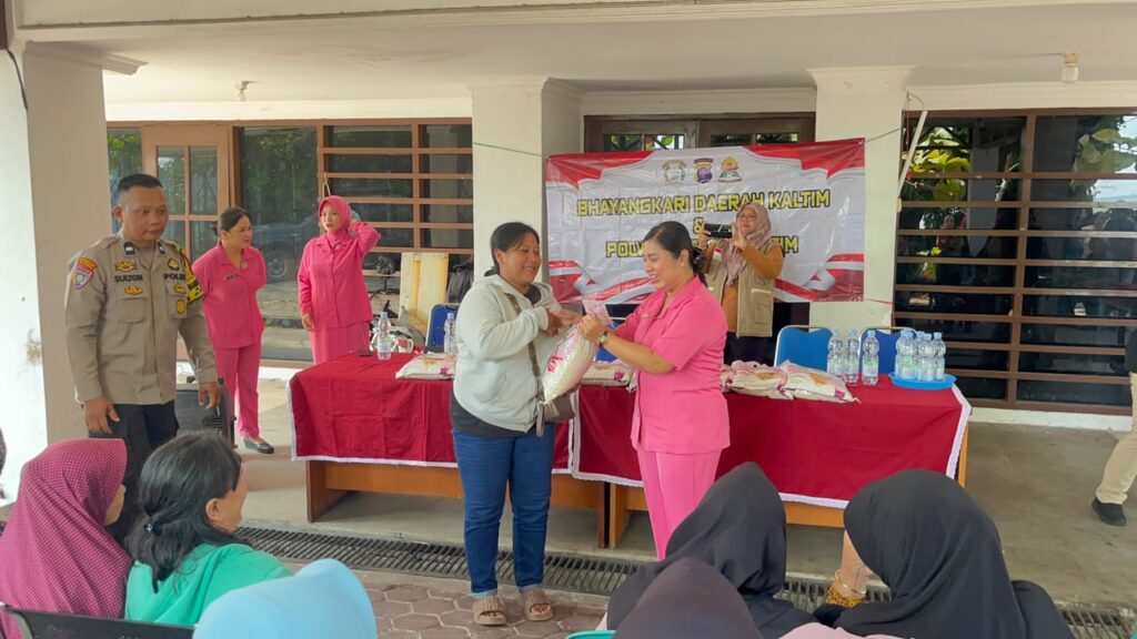 Polwan Polda dan Bhayangkari Kaltim Berbagi 220 Karung Beras kepada Warga Kelurahan Prapatan dan PHL Polda 1 WhatsApp Image 2026 09 05 at 15.47.57