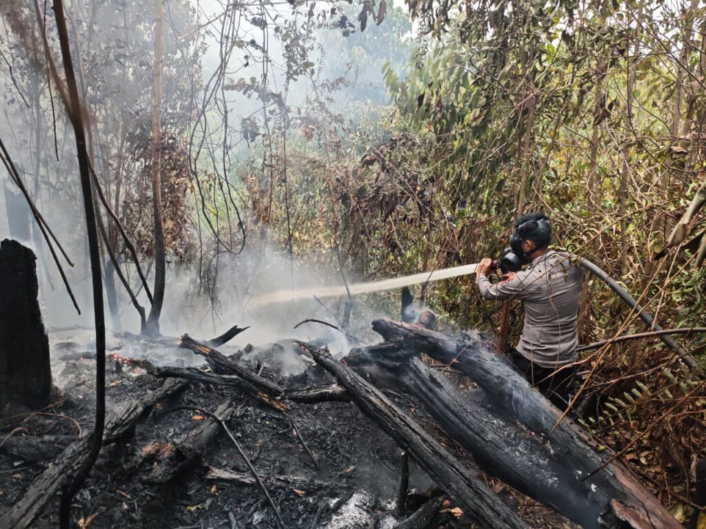 Tim Gabungan Polsek Gunung Tabur Perkuat Patroli Siaga Karhutla, Lima Titik Hotspot Berhasil Ditangani WhatsApp Image 2026 09 06 at 10.24.44