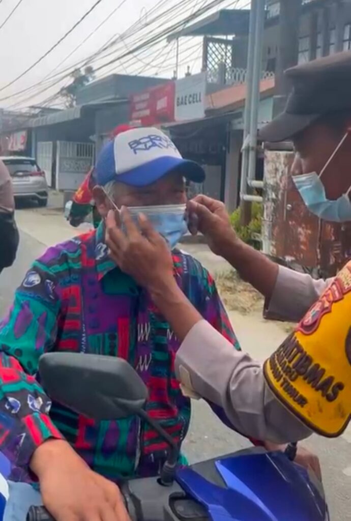 Polri Peduli Kesehatan, Polresta Balikpapan Bagikan Ribuan Masker kepada Warga dan Pengendara WhatsApp Image 2026 09 07 at 09.28.32