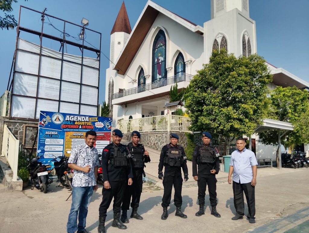 Pastikan Situasi Kondusif, Brimob Kaltim Patroli Objek Vital dan Amankan Rumah Ibadah WhatsApp Image 2026 09 07 at 09.28.34