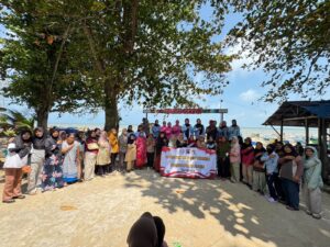 Polwan dan Bhayangkari Kaltim Bagikan 300 Kg Gula Pasir kepada Warga Sepinggan Raya 1 WhatsApp Image 2026 09 08 at 14.43.33