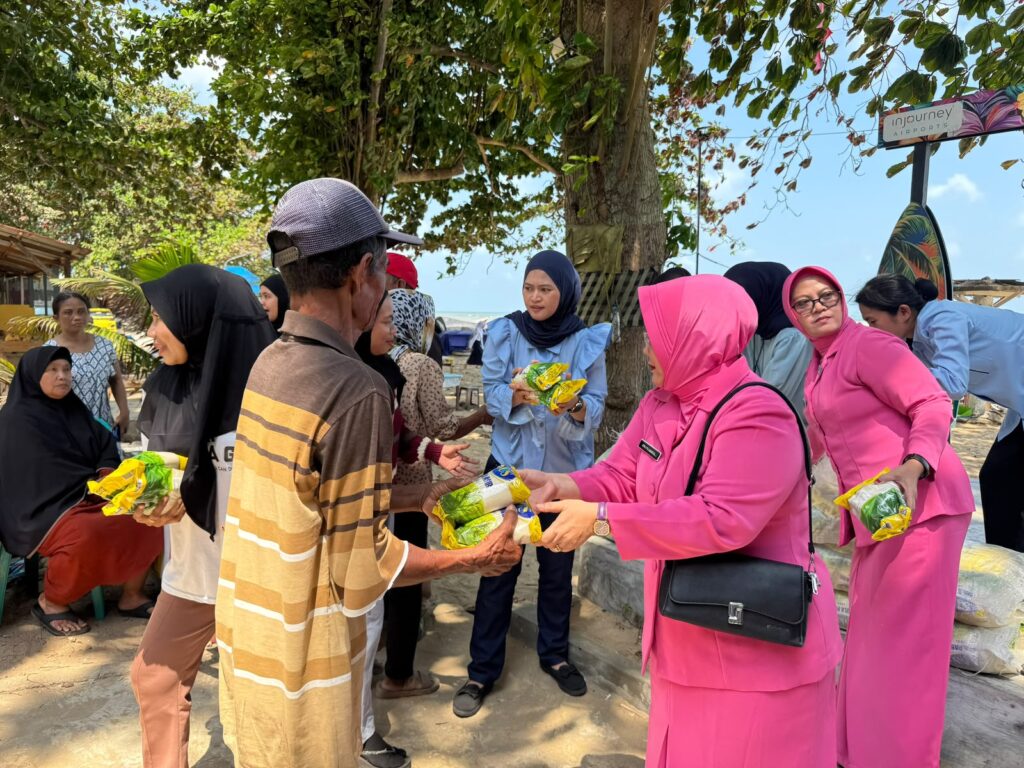 Polwan dan Bhayangkari Kaltim Bagikan 300 Kg Gula Pasir kepada Warga Sepinggan Raya WhatsApp Image 2026 09 08 at 14.43.34