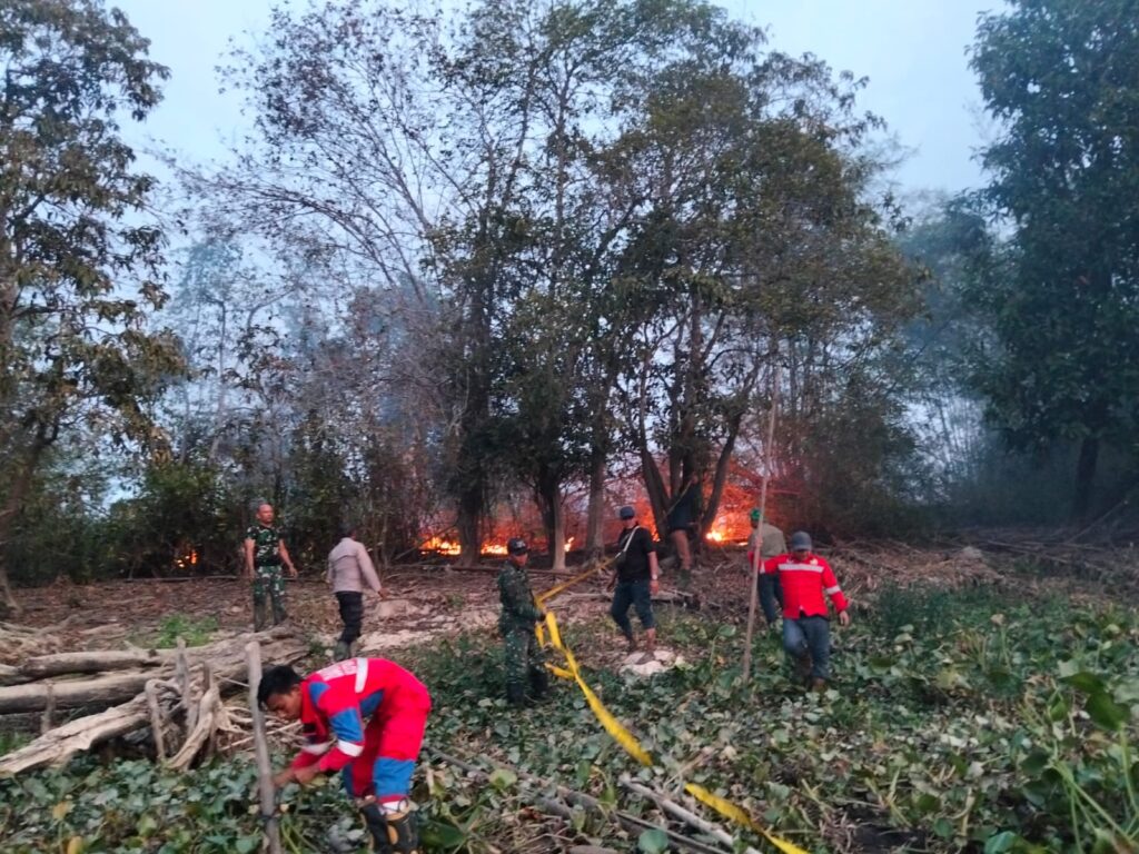 Patroli Gabungan Karhutla Muara Kaman Sisir Wilayah Rawan, Enam Titik Api Ditemukan WhatsApp Image 2026 09 09 at 12.05.55